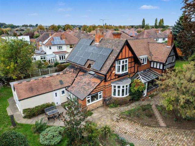 5 Bedroom Detached House
