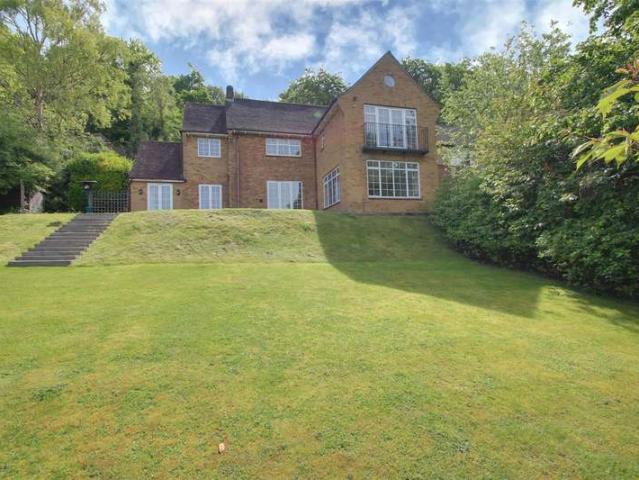 5 Bedroom Detached House