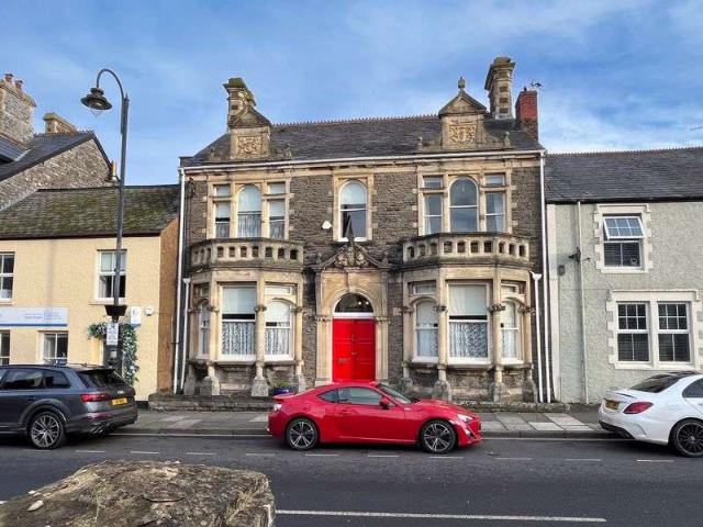 5 Bedroom Detached House