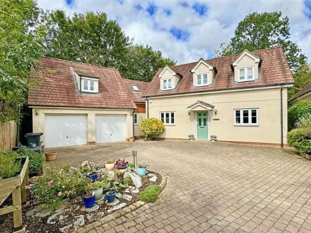 5 Bedroom Detached House