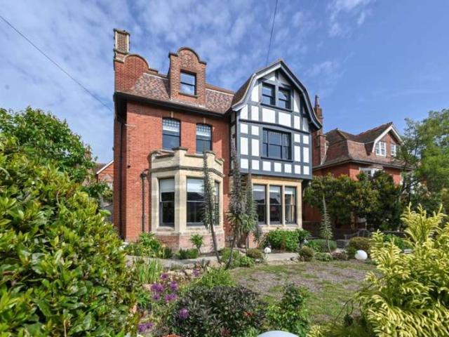 5 Bedroom Detached House