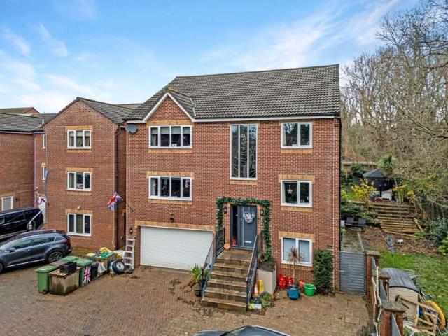 5 Bedroom Detached House