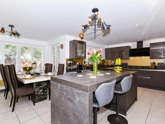 5 Bedroom Detached House