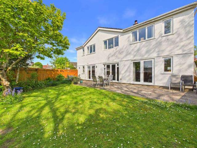 5 Bedroom Detached House