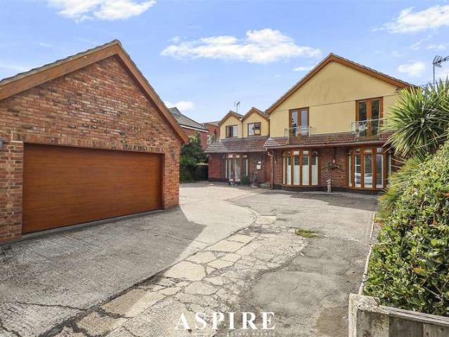 5 Bedroom Detached House