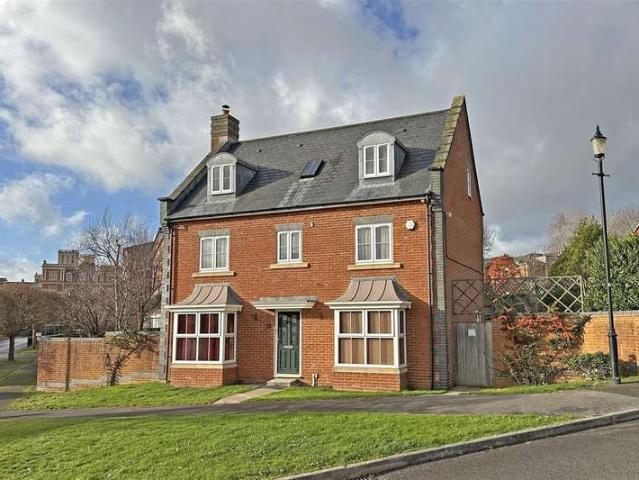 5 Bedroom Detached House
