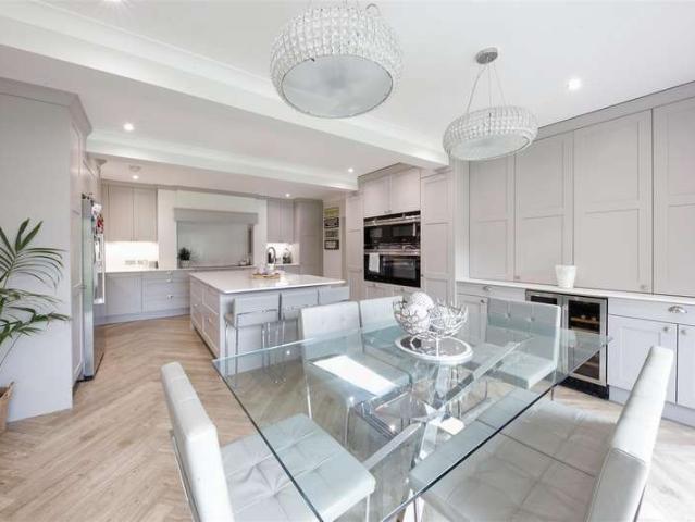 5 Bedroom Detached House
