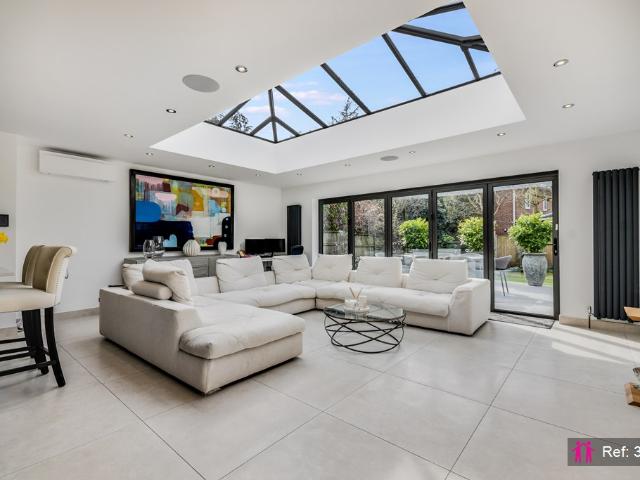 5 bedroom detached house for rent