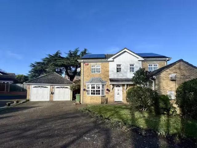 5 bedroom detached house for rent in Caldecot Avenue, Cheshunt.