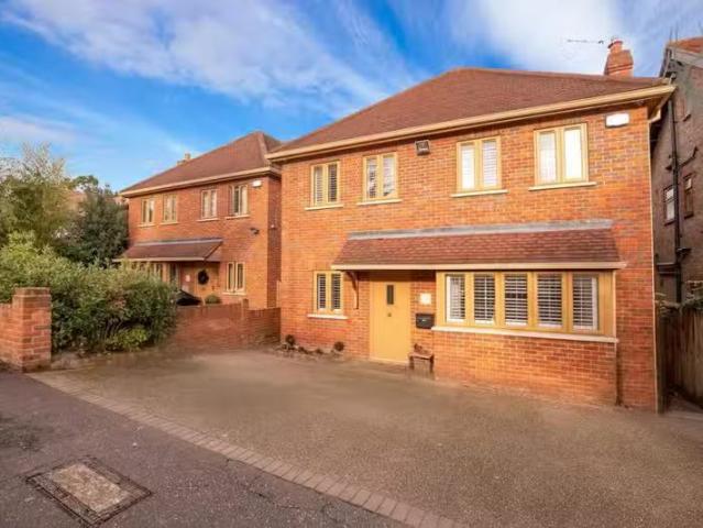 5 bedroom detached house for rent in Blackacre Road, Theydon B.