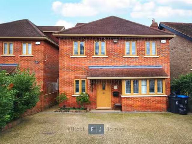 5 bedroom detached house for rent in Blackacre Road, Theydon B.