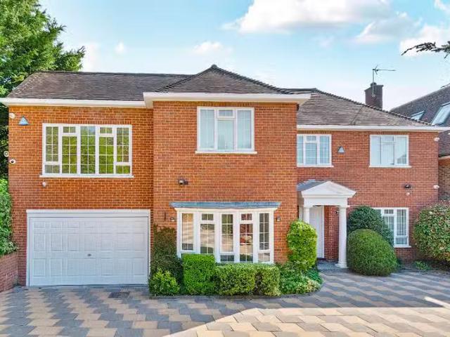 5 bedroom detached house for rent in Broadgates Avenue, Barnet.