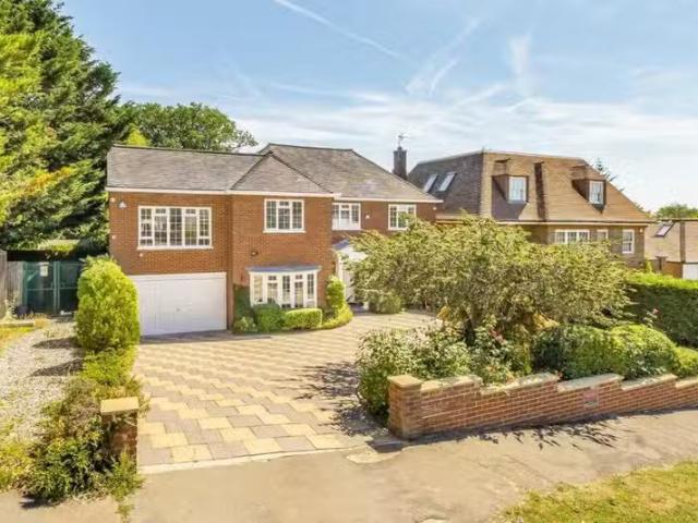 5 bedroom detached house for rent in Broadgates Avenue, Barnet.
