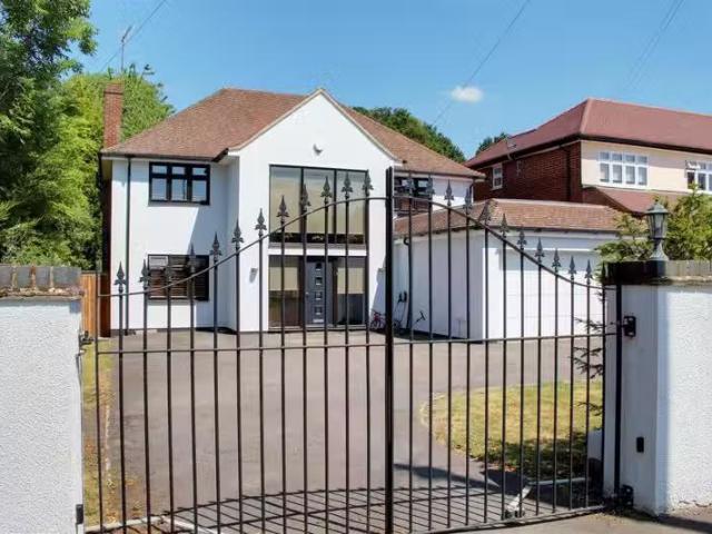 5 bedroom detached house for rent in Brookmans Avenue, Brookma.