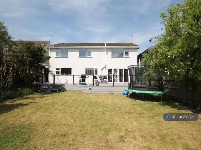 5 bedroom detached house for rent in Glynn Road, Peacehaven, B.
