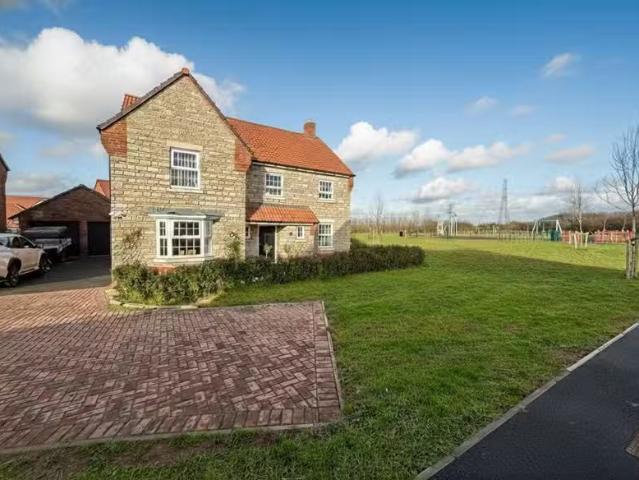5 bedroom detached house for rent in Epicure Road, Thornbury.