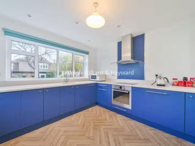 5 bedroom detached house for rent in Hayes Way, Beckenham, BR3