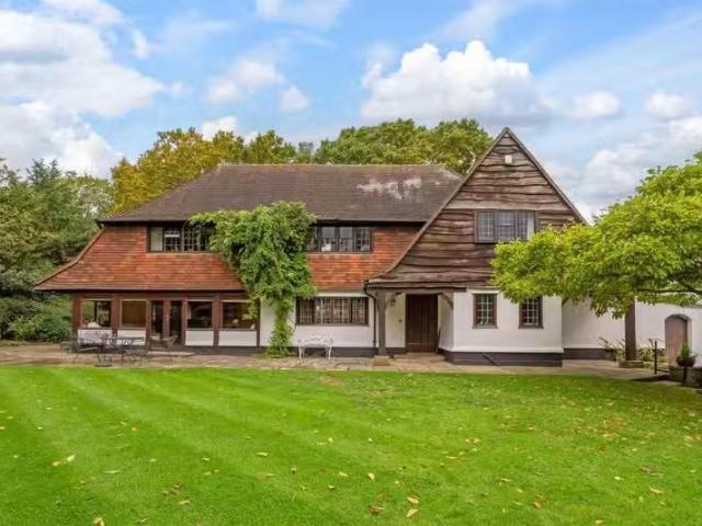 5 bedroom detached house for rent in Oakwood Close, Chislehurs.