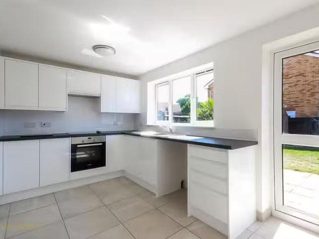 5 bedroom detached house for rent in Linnet Close, Wick, BN17