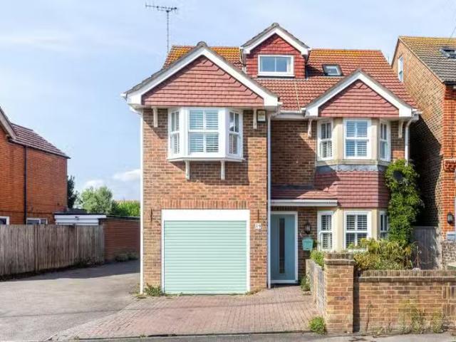 5 bedroom detached house for rent in Manor Road, East Preston.