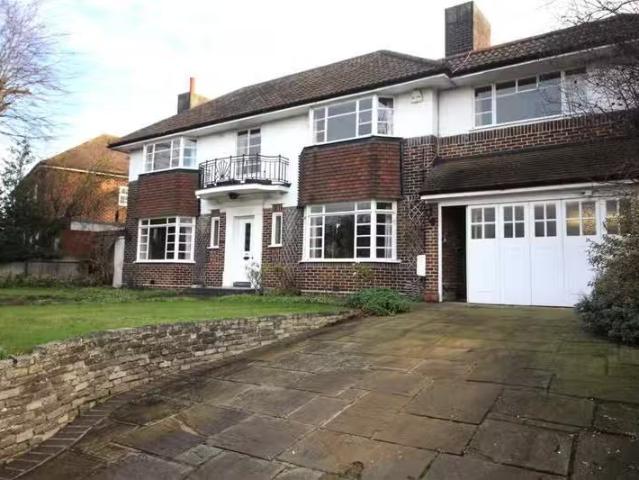 5 bedroom detached house for rent in Singlewell Road, Gravesen.