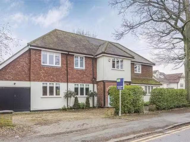 5 bedroom detached house for rent in Roundwood Park, Harpenden.
