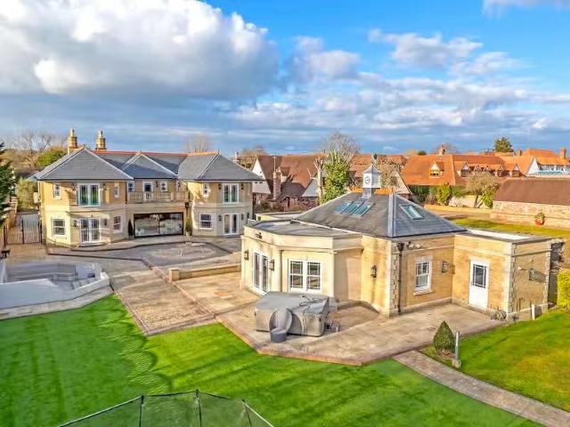 5 bedroom detached house for rent in Ramsden Bellhouse, CM11
