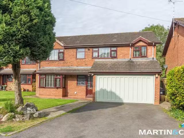 5 bedroom detached house for rent in Redditch Road, Kings Nort.