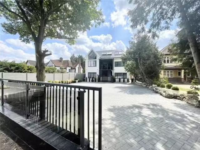 5 bedroom detached house for rent in Waggon Road, Barnet, EN4