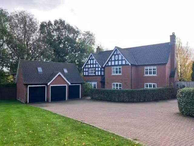 5 bedroom detached house for rent in Wychwood Park, Weston, C.