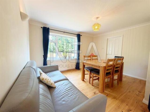4 bedroom detached house for rent in Upper Warren Avenue, Caversham, Reading, RG4