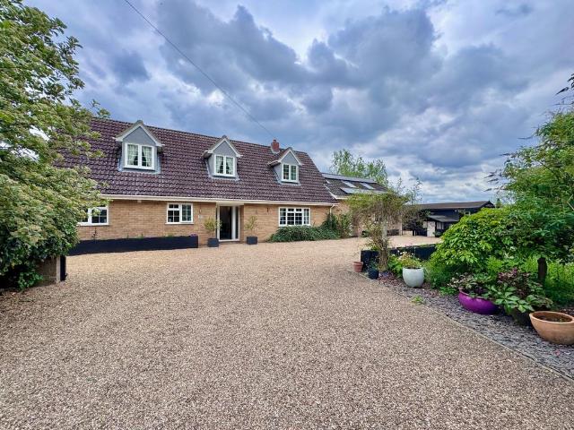 5 bedroom detached house for sale