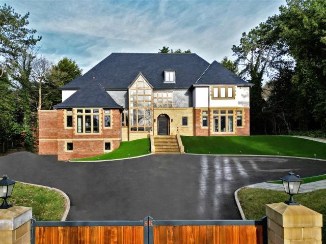 6 bedroom detached house for sale