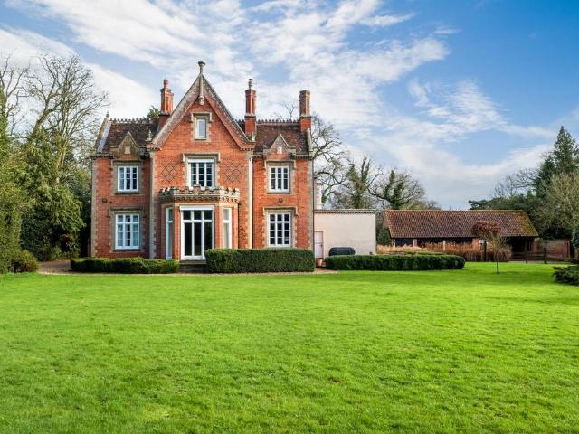 5 bedroom detached house for sale
