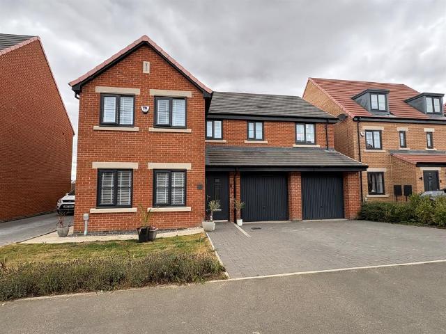 5 bedroom detached house for sale