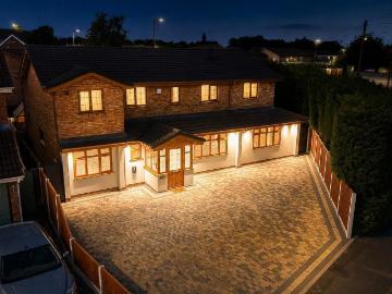 5 bedroom detached house for sale