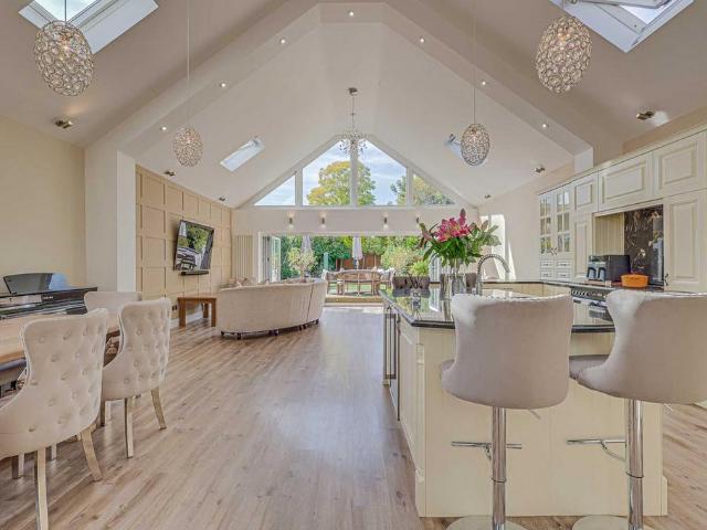 5 bedroom detached house for sale