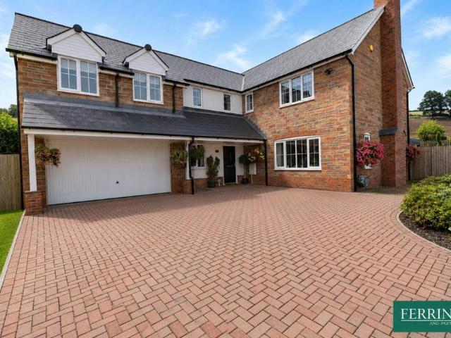 5 bedroom detached house for sale