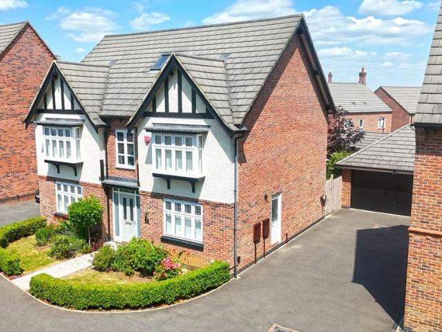 5 bedroom detached house for sale
