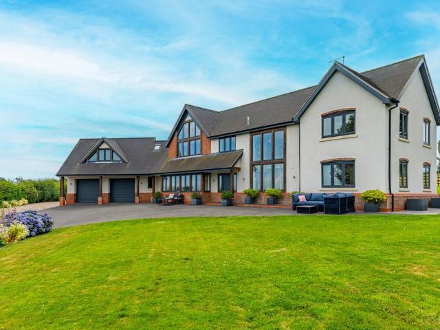 5 bedroom detached house for sale