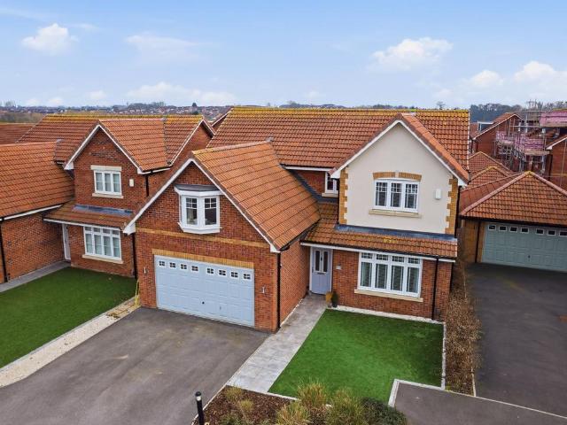 5 bedroom detached house for sale