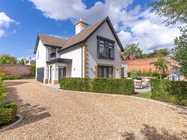 5 bedroom detached house for sale