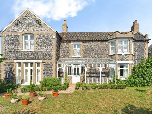 5 bedroom detached house for sale