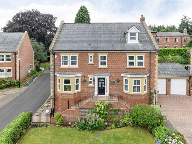 5 bedroom detached house for sale