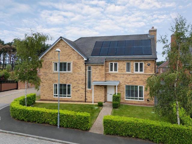 5 bedroom detached house for sale