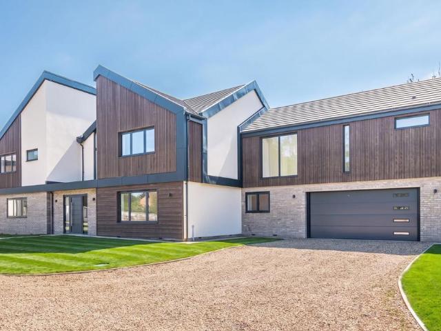 5 bedroom detached house for sale