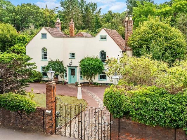 5 bedroom detached house for sale