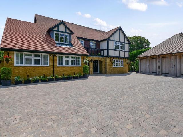5 bedroom detached house for sale