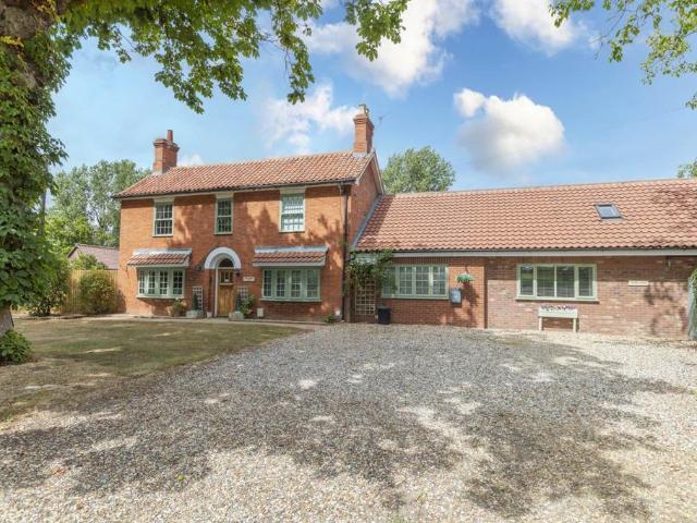 5 bedroom detached house for sale
