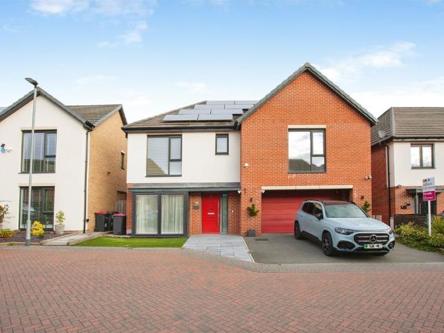 5 bedroom detached house for sale